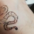 Pomoc - Amatorski tatuaż na dłoni, który odpada, pomóżcie.