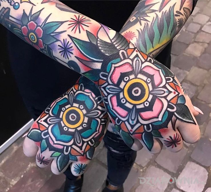 Tatuaż ultra kolorowe w motywie kwiaty na dłoni