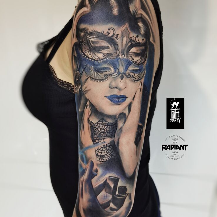 Tatuaż kobieca maska w motywie postacie i stylu kontury / linework na ręce