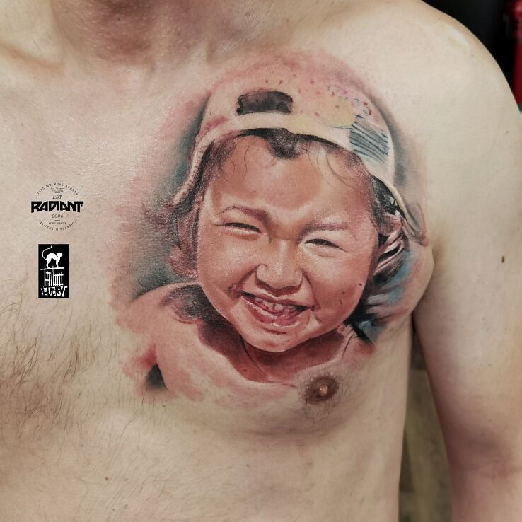 Tatuaż chłopczyk latem w motywie twarze i stylu graficzne / ilustracyjne na piersiach