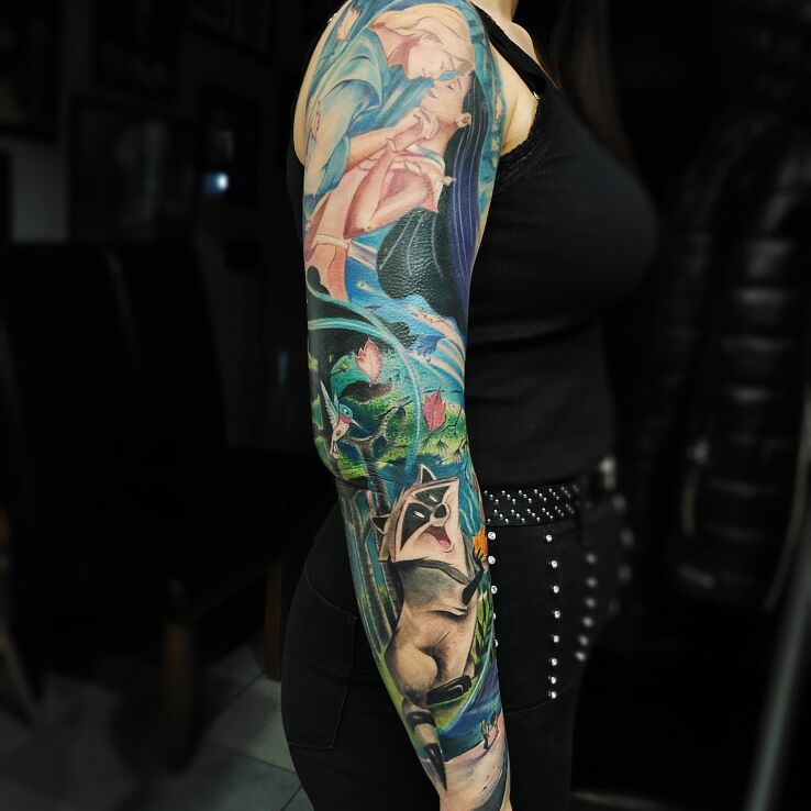 Tatuaż pocahontas w motywie anatomiczne i stylu watercolor na bicepsie