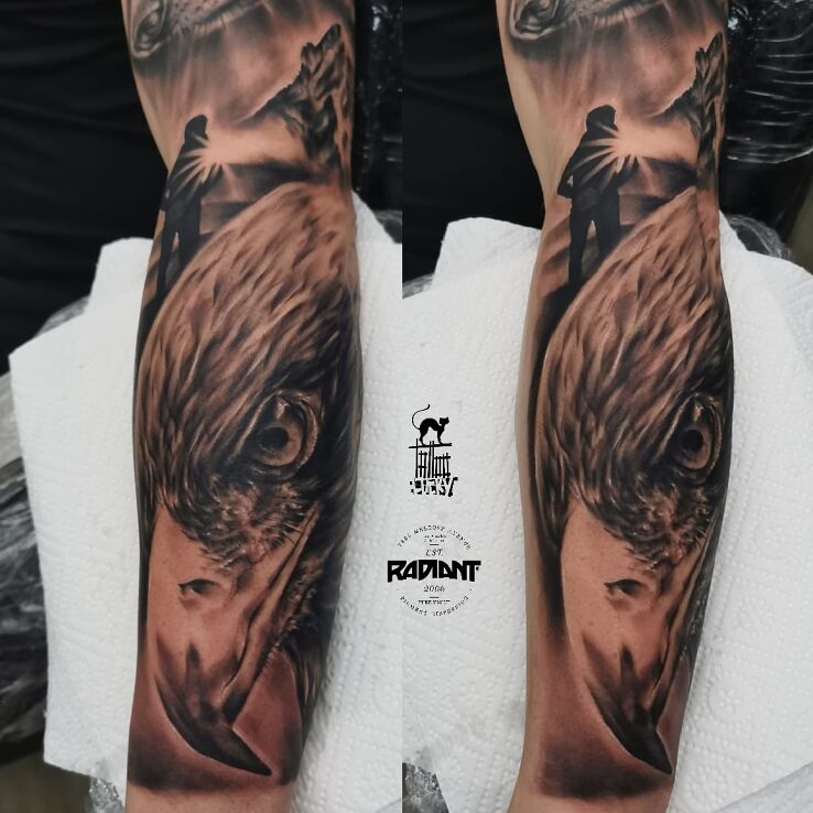 Tatuaż orzeł w motywie czarno-szare i stylu realistyczne na ręce