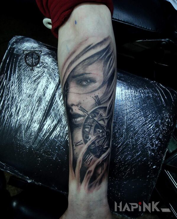 Tattoo 3D, realistyczny, zegar, kobieta, z przekazem, rekaw zaczety in 3D motif and realistic style on the forearm
