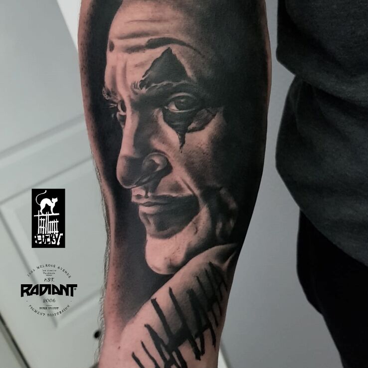 Tatuaż joker w motywie postacie i stylu realistyczne na ręce