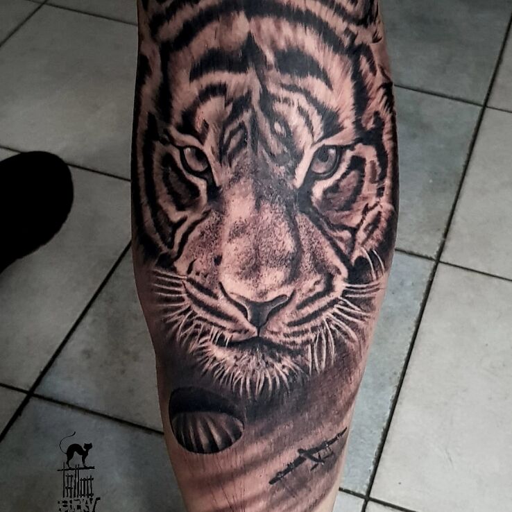 Tatuaż tygrys w motywie postacie i stylu szkic na łydce