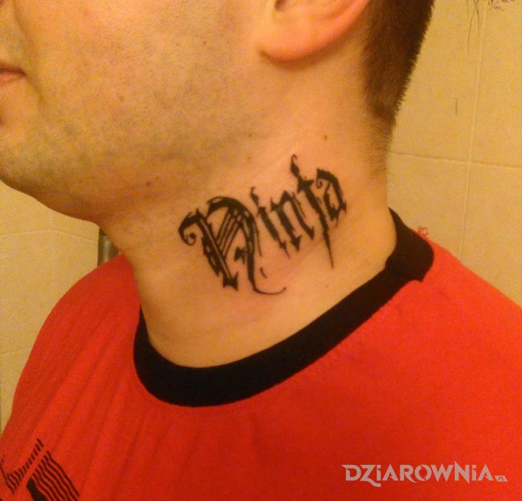 Tatuaż ninja w motywie napisy na szyi