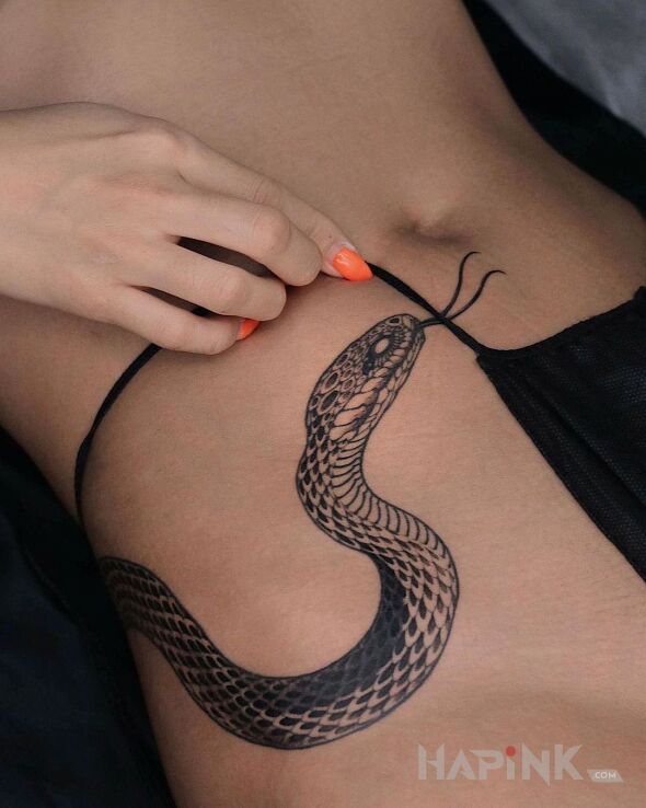 Tattoo Smukły wąż in black and gray motif and realistic style on the stomach