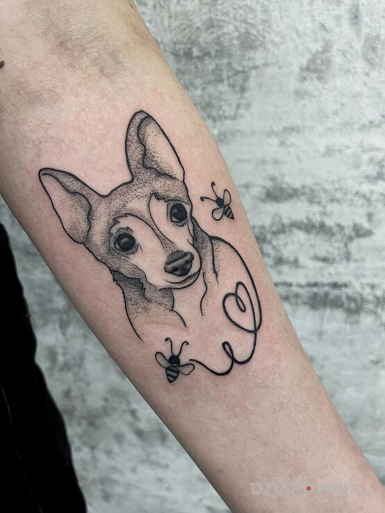 Tatuaż minimalistyczny psiak w motywie zwierzęta i stylu minimalistyczne na przedramieniu