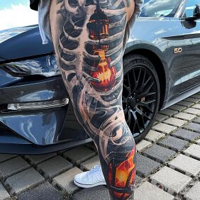 Tatuaż Koścista nóżka na łydce motyw: anatomiczne styl: realistyczne
