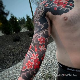Tatuaż Czerwone kwiaty wiśni na ręce motyw: czarno-szare styl: japońskie / irezumi