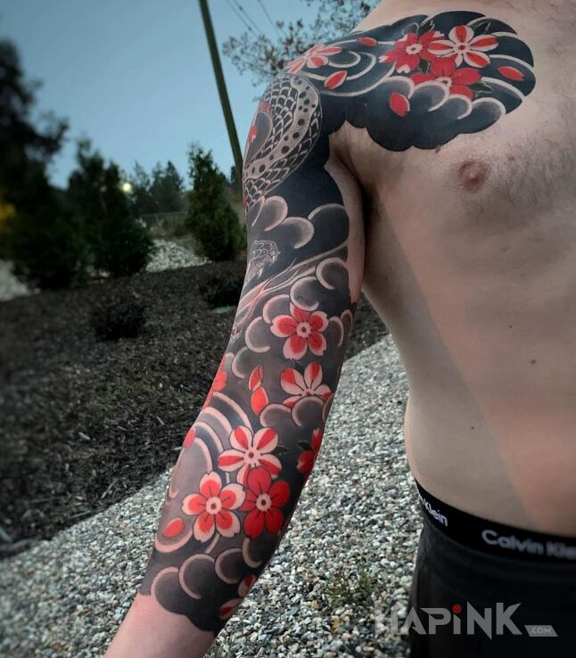 Tattoo Czerwone kwiaty wiśni in black and gray motif and japanese / irezumi style on the shoulder
