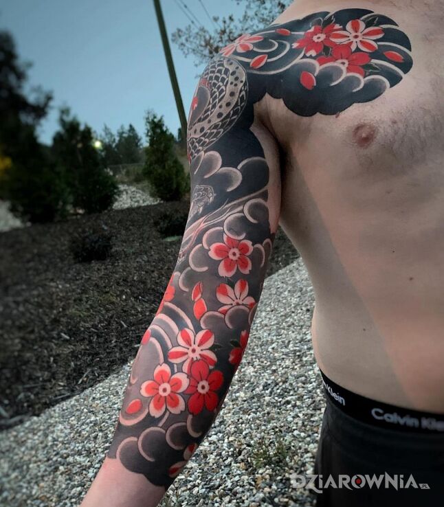 Tatuaż czerwone kwiaty wiśni w motywie czarno-szare i stylu japońskie / irezumi na klatce