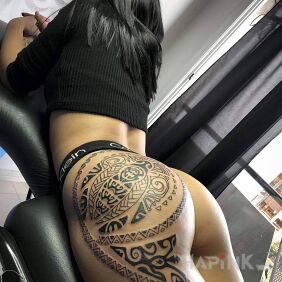 Tattoo Polynesian turtle on the buttocks motif: black and gray style: Polynesian