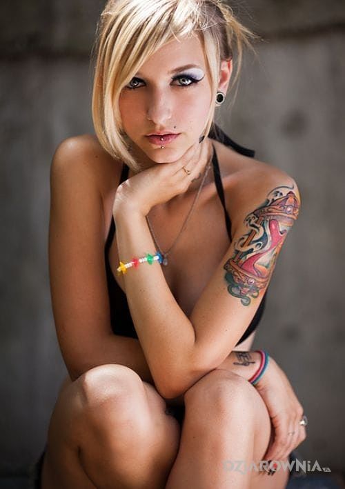 Tatuaż mała blondynka w motywie seksowne na ramieniu