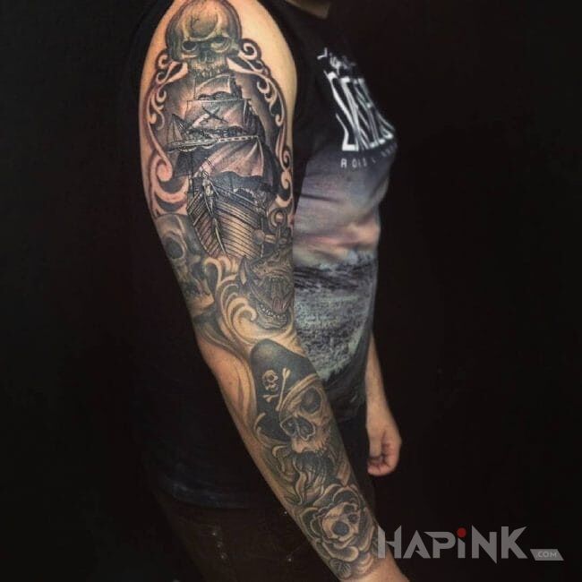 Tattoo Piracki motyw in skulls motif on the forearm