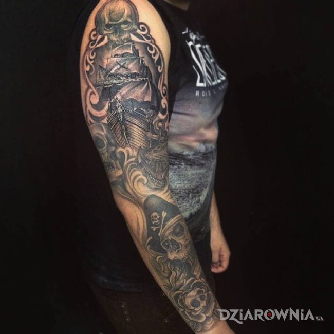 Tatuaż piracki motyw w motywie czaszki na ramieniu