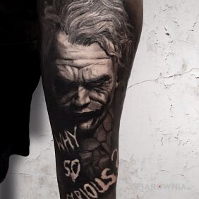 Tatuaż Why So Serious? na przedramieniu motyw: mroczne styl: realistyczne