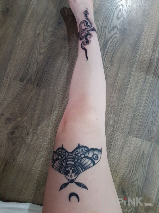 Tattoo Wąż i ćma in butterflies motif and graphic / illustrative style on the leg