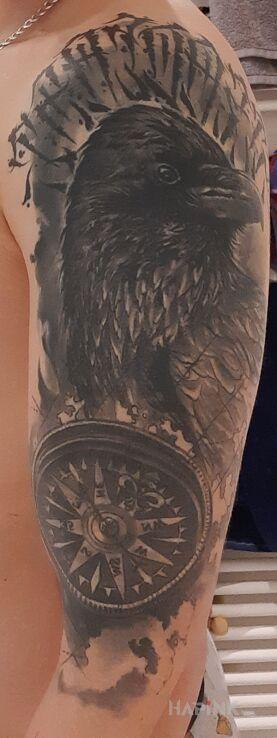 Tattoo Czarny ptak kompas in animals motif and realistic style on the upper arm