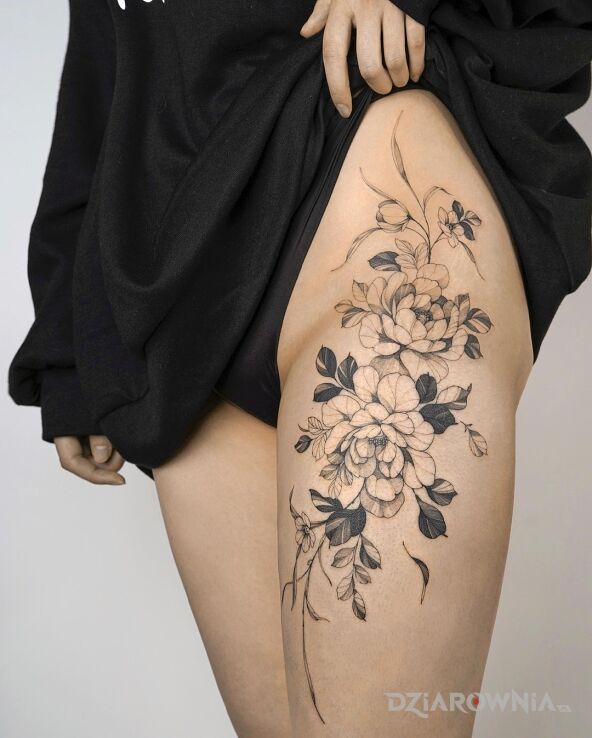 Tatuaż kwiatuszki nie jeden a dwa w motywie czarno-szare i stylu graficzne / ilustracyjne na nodze