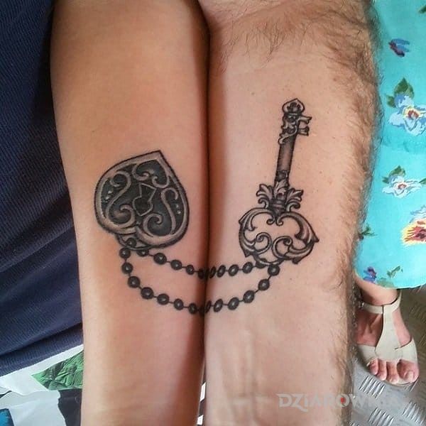 Tatuaż klucz i kłódka w motywie miłosne na przedramieniu