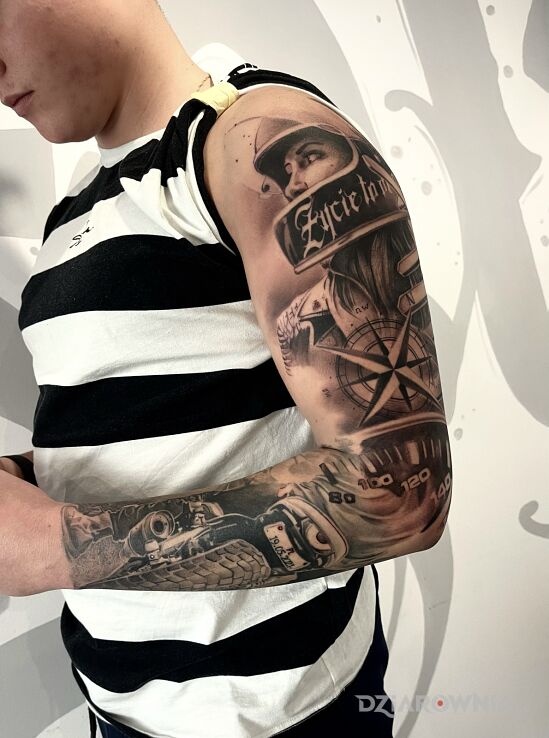 Tatuaż coś dla fanów motocykli w motywie czarno-szare i stylu realistyczne na ramieniu