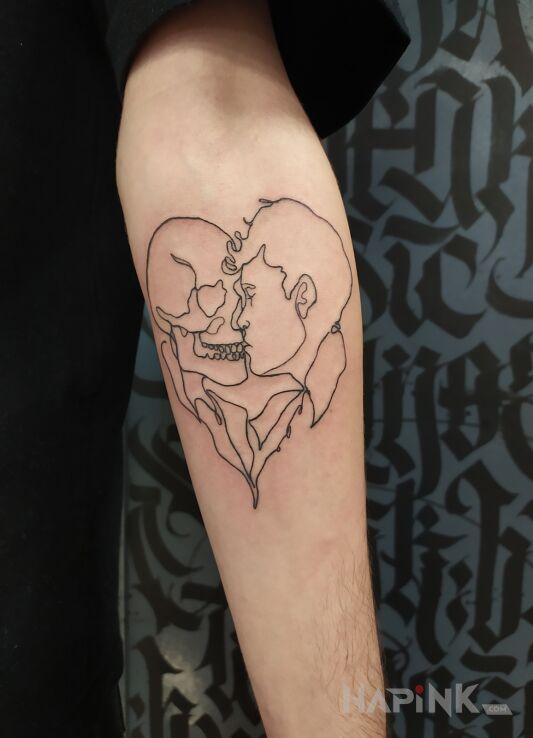 Tattoo Linearny Skull in skulls motif and contour / linework style on the forearm