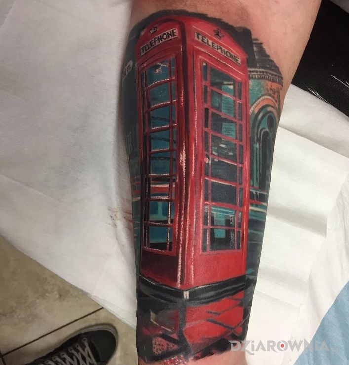 Tatuaż czerwona budka telefoniczna w motywie 3D i stylu realistyczne na przedramieniu