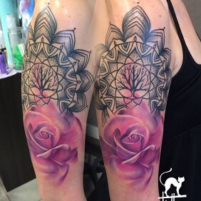 Tattoo Mandala on the upper arm motif: flowers style: realistic