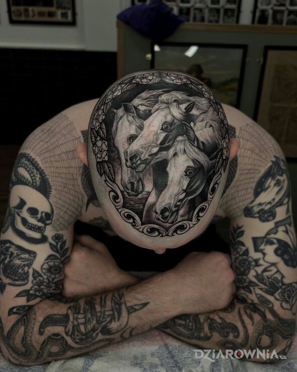 Tatuaż trzy konskie glowy w motywie czarno-szare i stylu graficzne / ilustracyjne na głowie