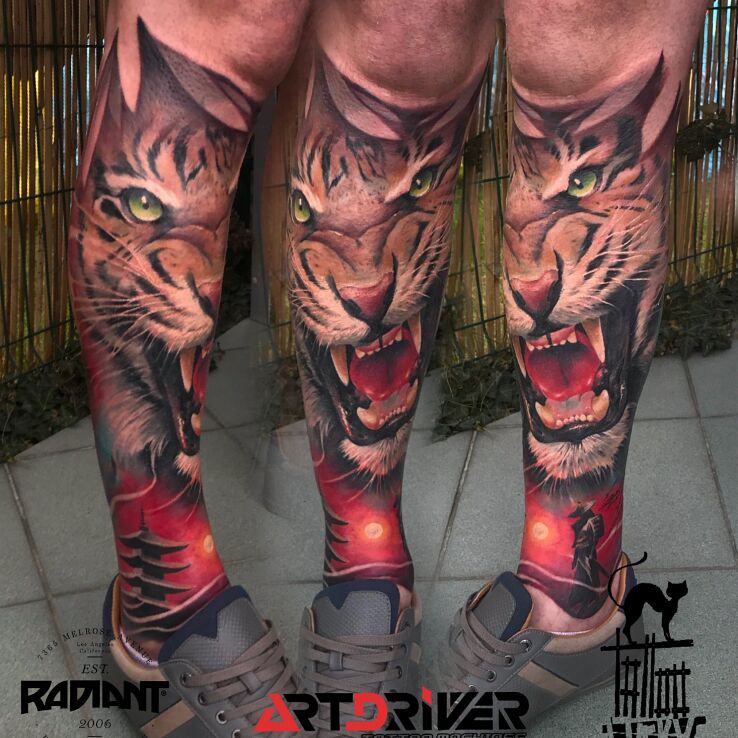 Tatuaż tygrys japonia w motywie mroczne i stylu realistyczne na łydce