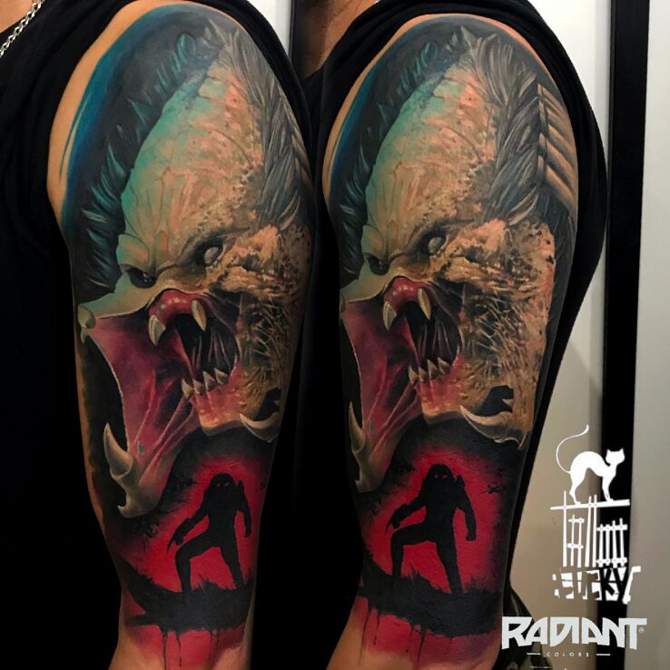 Tatuaż predator w motywie demony i stylu realistyczne na bicepsie