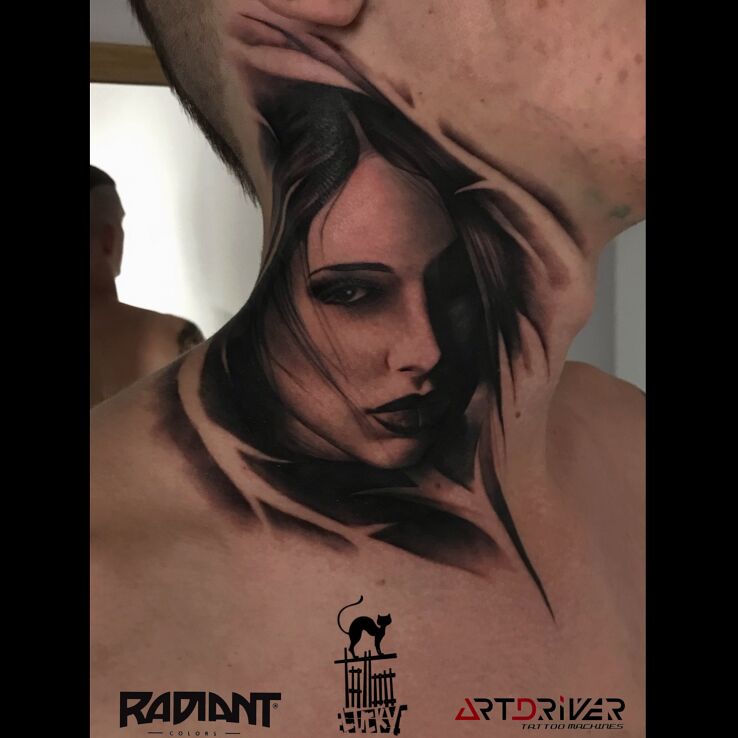 Tatuaż portret szyja w motywie czarno-szare i stylu realistyczne na szyi
