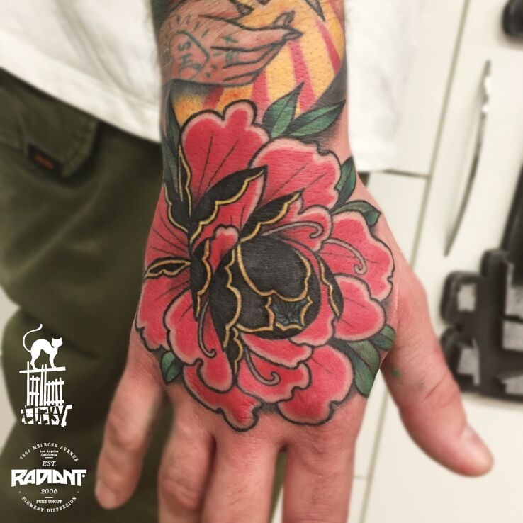 Tatuaż oldschoolowa dłoń w motywie kwiaty i stylu newschool na ręce
