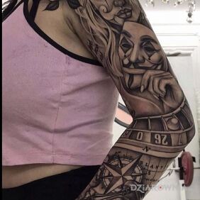 Tatuaż Kobieta kryjąca się za maską na ręce motyw: czarno-szare styl: realistyczne
