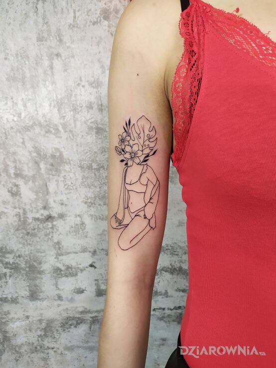 Tatuaż  konturowy w motywie postacie i stylu minimalistyczne na przedramieniu