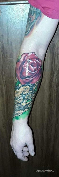 Tatuaż wąż w różach w motywie zwierzęta na przedramieniu