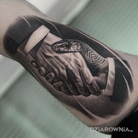 Tatuaż Patrz komu ufasz na ręce motyw: zwierzęta styl: realistyczne