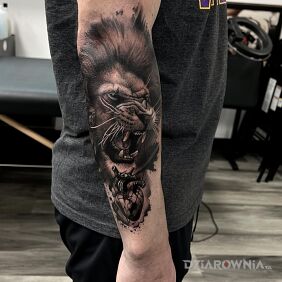 Tatuaż Lwie serce na ręce motyw: zwierzęta styl: realistyczne