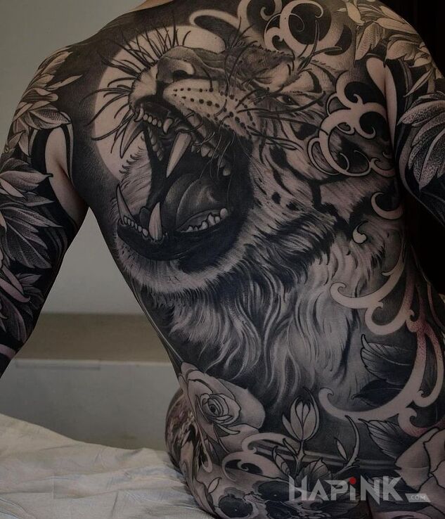 Tattoo Ryyyyyk tygrysa in black and gray motif and realistic style on the shoulder blades