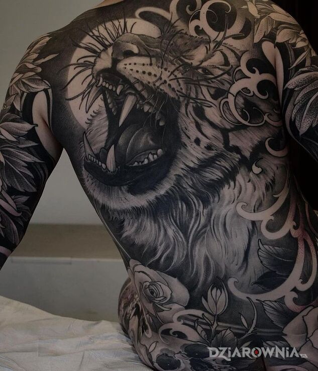 Tatuaż ryyyyyk tygrysa w motywie zwierzęta i stylu realistyczne na plecach