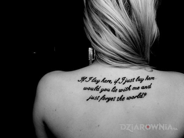 Tatuaż poloz sie ze mna w motywie napisy i stylu kaligrafia na plecach