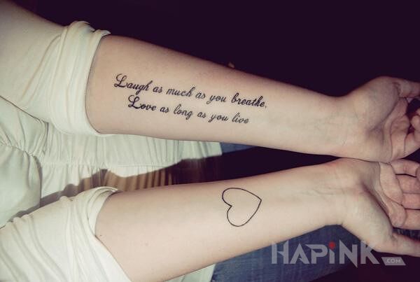Tattoo Rob te rzeczy in lettering motif and calligraphy style on the forearm