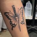 Wycena tatuażu - Wycena motyla połączonego z nożem sprężynowym