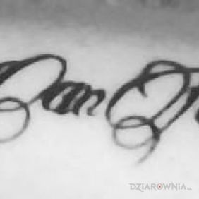 Tatuaż Only God Can Judge Me na przedramieniu motyw: napisy