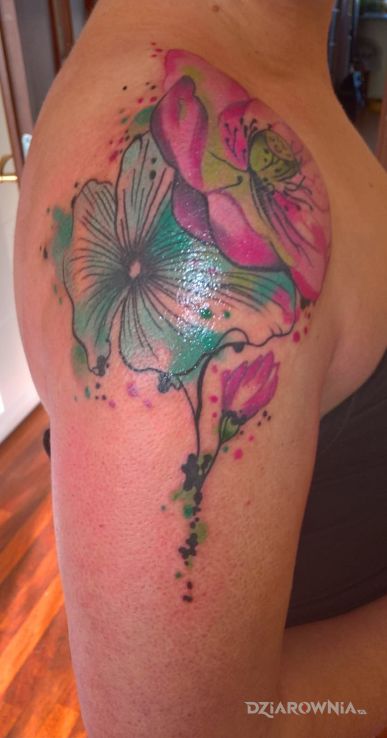 Tatuaż kwiaty wiśni w motywie kwiaty i stylu watercolor na ramieniu