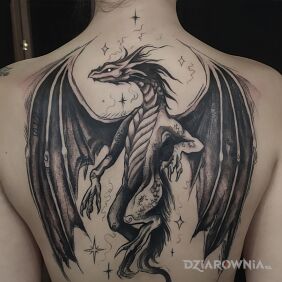 Tatuaż Magic Dragon na łopatkach motyw: czarno-szare styl: graficzne / ilustracyjne