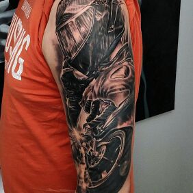 Tattoo Motorcyclist on the upper arm motif: motorization style: realistic