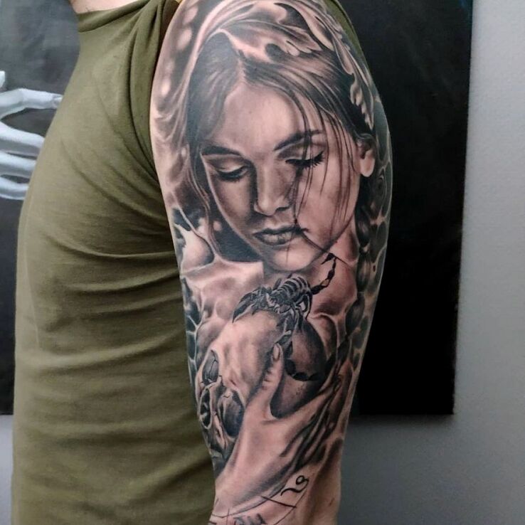 Tatuaż kobieta skorpion w motywie znaki zodiaku i stylu realistyczne na bicepsie