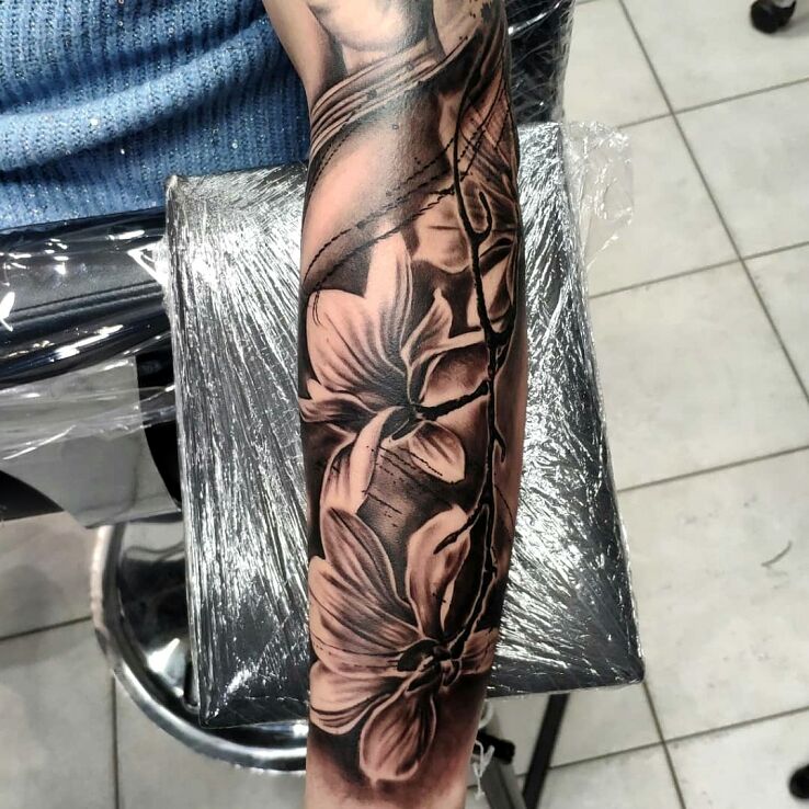 Tatuaż kwiecista gałązka w motywie florystyczne i stylu realistyczne na przedramieniu